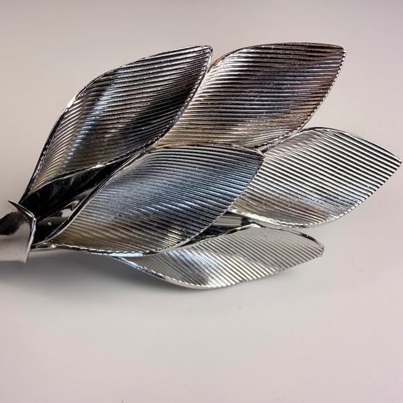 Vintage Trumpet Flowers Brooch - Picture 5 of 9